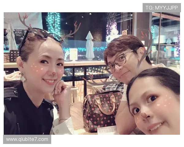 李明携子亮相世俱杯！高颜值父子同框引热议